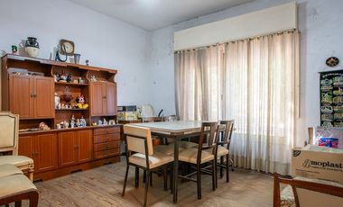 CASA DE 3 DORMITORIOS CON COCHERA Y DTO DE PASILLO