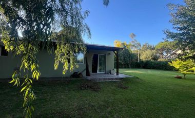 Casa 2 ambientes + lote parquizado.