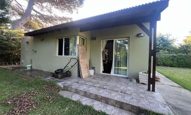 Casa 2 ambientes + lote parquizado.