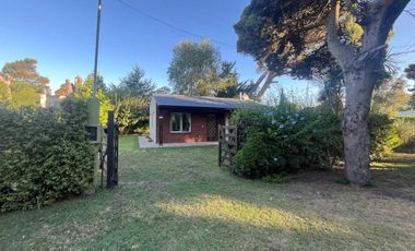 Casa 2 ambientes + lote parquizado.