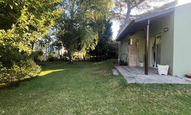 Casa 2 ambientes + lote parquizado.