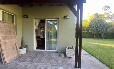 Casa 2 ambientes + lote parquizado.