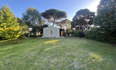 Casa 2 ambientes + lote parquizado.