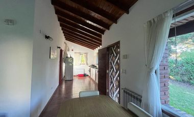 Casa 2 ambientes + lote parquizado.