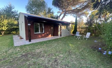 Casa 2 ambientes + lote parquizado.