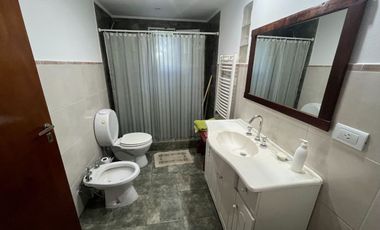 Casa 2 ambientes + lote parquizado.