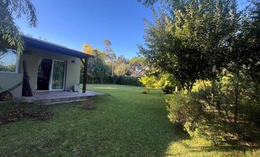 Casa 2 ambientes + lote parquizado.