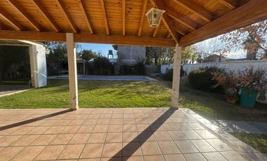 Venta casa B° Los Castaños Chacras de Coria