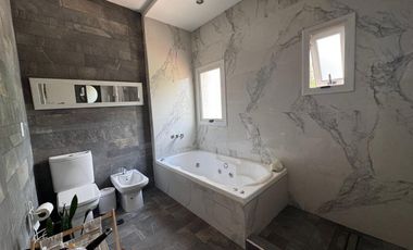 Venta casa B° Los Castaños Chacras de Coria