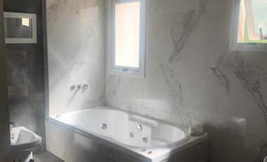 Venta casa B° Los Castaños Chacras de Coria