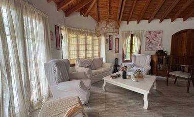 Venta casa B° Los Castaños Chacras de Coria