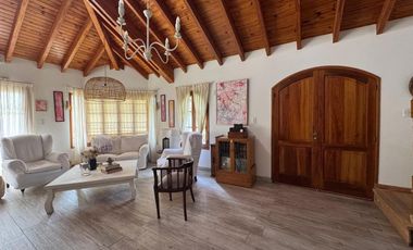 Venta casa B° Los Castaños Chacras de Coria