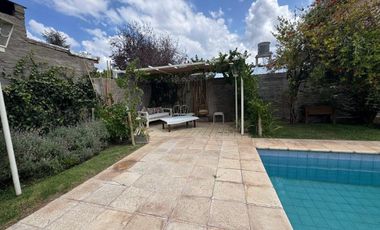 Venta casa B° Los Castaños Chacras de Coria