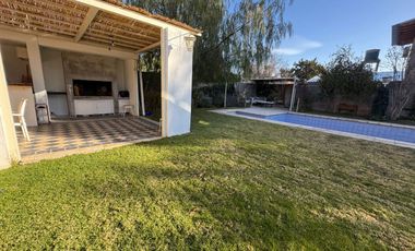 Venta casa B° Los Castaños Chacras de Coria