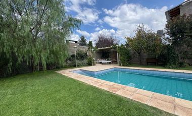 Venta casa B° Los Castaños Chacras de Coria