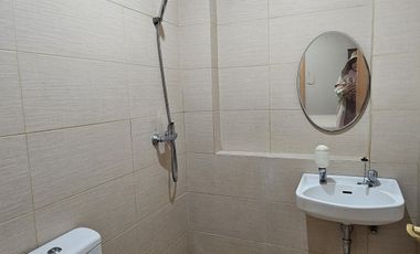 Disewakan townhouse lantai dasar Furnished kamar mandi 2 di lippo vill