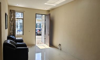 Disewakan townhouse lantai dasar Furnished kamar mandi 2 di lippo vill