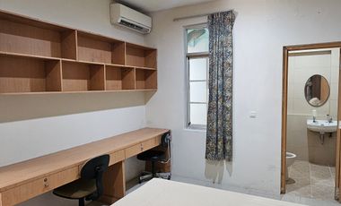 Disewakan townhouse lantai dasar Furnished kamar mandi 2 di lippo vill