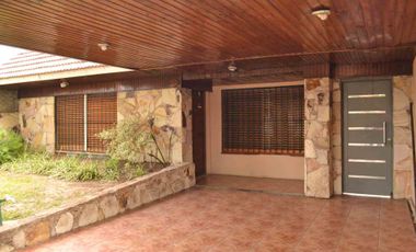 CASA EN VENTA LOMAS DE ZAMORA CON JARDIN Y GALPON