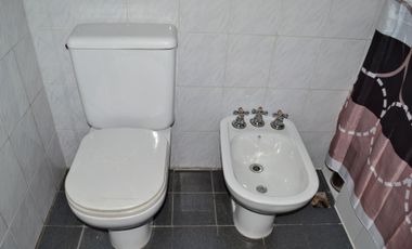 CASA EN VENTA LOMAS DE ZAMORA CON JARDIN Y GALPON