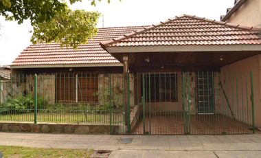 CASA EN VENTA LOMAS DE ZAMORA CON JARDIN Y GALPON