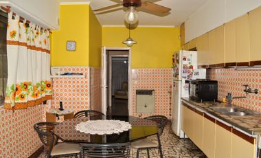 CASA EN VENTA LOMAS DE ZAMORA CON JARDIN Y GALPON