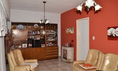 CASA EN VENTA LOMAS DE ZAMORA CON JARDIN Y GALPON