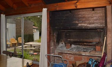 CASA EN VENTA LOMAS DE ZAMORA CON JARDIN Y GALPON