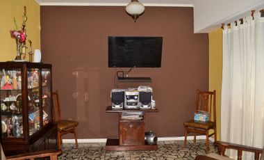 CASA EN VENTA LOMAS DE ZAMORA CON JARDIN Y GALPON