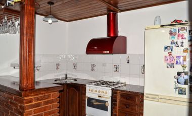 CASA EN VENTA LOMAS DE ZAMORA CON JARDIN Y GALPON