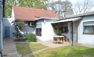 CASA EN VENTA LOMAS DE ZAMORA CON JARDIN Y GALPON