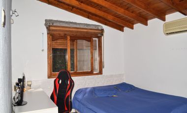 CASA EN VENTA LOMAS DE ZAMORA CON JARDIN Y GALPON