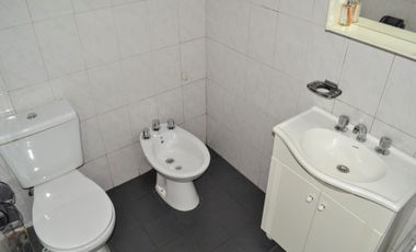 CASA EN VENTA LOMAS DE ZAMORA CON JARDIN Y GALPON