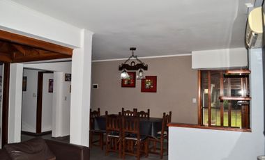 CASA EN VENTA LOMAS DE ZAMORA CON JARDIN Y GALPON