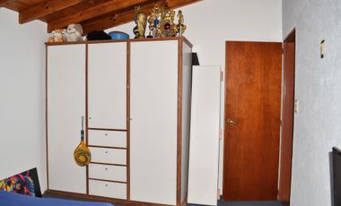 CASA EN VENTA LOMAS DE ZAMORA CON JARDIN Y GALPON