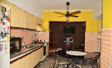 CASA EN VENTA LOMAS DE ZAMORA CON JARDIN Y GALPON