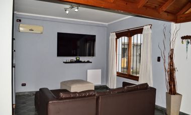 CASA EN VENTA LOMAS DE ZAMORA CON JARDIN Y GALPON