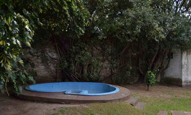 CASA EN VENTA LOMAS DE ZAMORA CON JARDIN Y GALPON