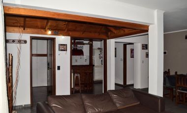 CASA EN VENTA LOMAS DE ZAMORA CON JARDIN Y GALPON