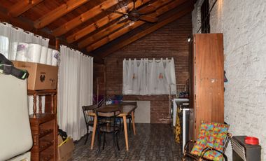 CASA EN VENTA LOMAS DE ZAMORA CON JARDIN Y GALPON