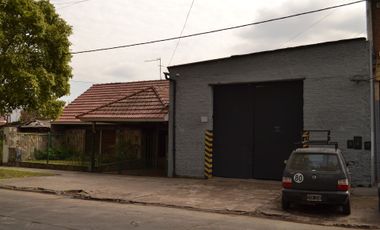 CASA EN VENTA LOMAS DE ZAMORA CON JARDIN Y GALPON