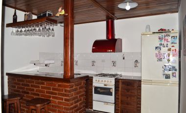 CASA EN VENTA LOMAS DE ZAMORA CON JARDIN Y GALPON