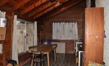 CASA EN VENTA LOMAS DE ZAMORA CON JARDIN Y GALPON