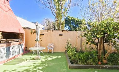 CASA 7 AMB. COCHERA. PATIO C/PARRILLA EN VENTA
