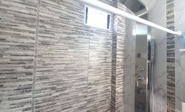 CASA 7 AMB. COCHERA. PATIO C/PARRILLA EN VENTA