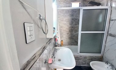 CASA 7 AMB. COCHERA. PATIO C/PARRILLA EN VENTA