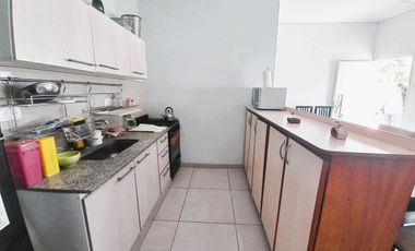 CASA 7 AMB. COCHERA. PATIO C/PARRILLA EN VENTA