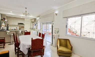 CASA 7 AMB. COCHERA. PATIO C/PARRILLA EN VENTA