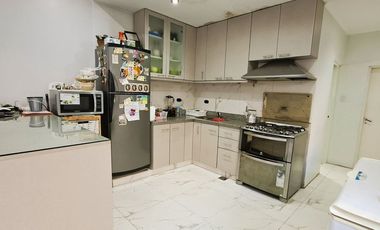 CASA 7 AMB. COCHERA. PATIO C/PARRILLA EN VENTA