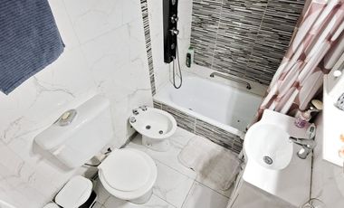 CASA 7 AMB. COCHERA. PATIO C/PARRILLA EN VENTA